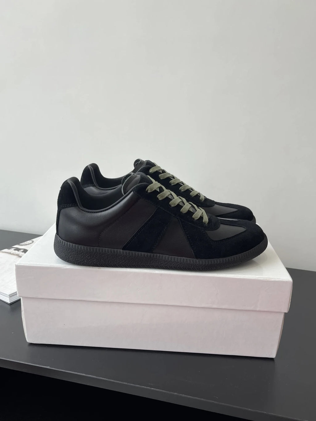 Men's leather flat bottomed casual lace up white shoes, women's moral training shoes, board shoes, running shoes