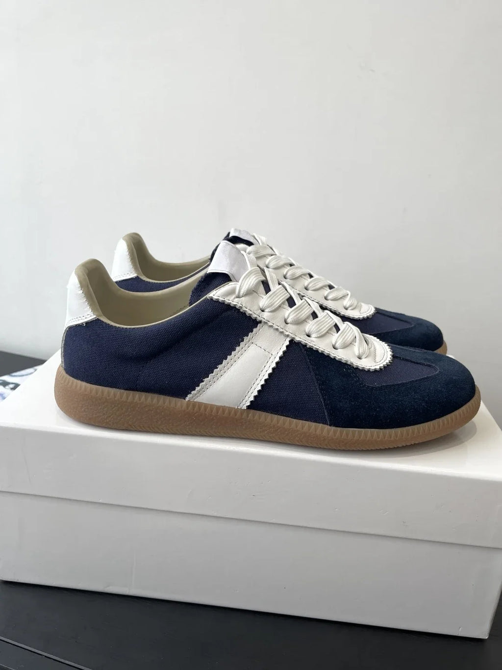 Men's leather flat bottomed casual lace up white shoes, women's moral training shoes, board shoes, running shoes