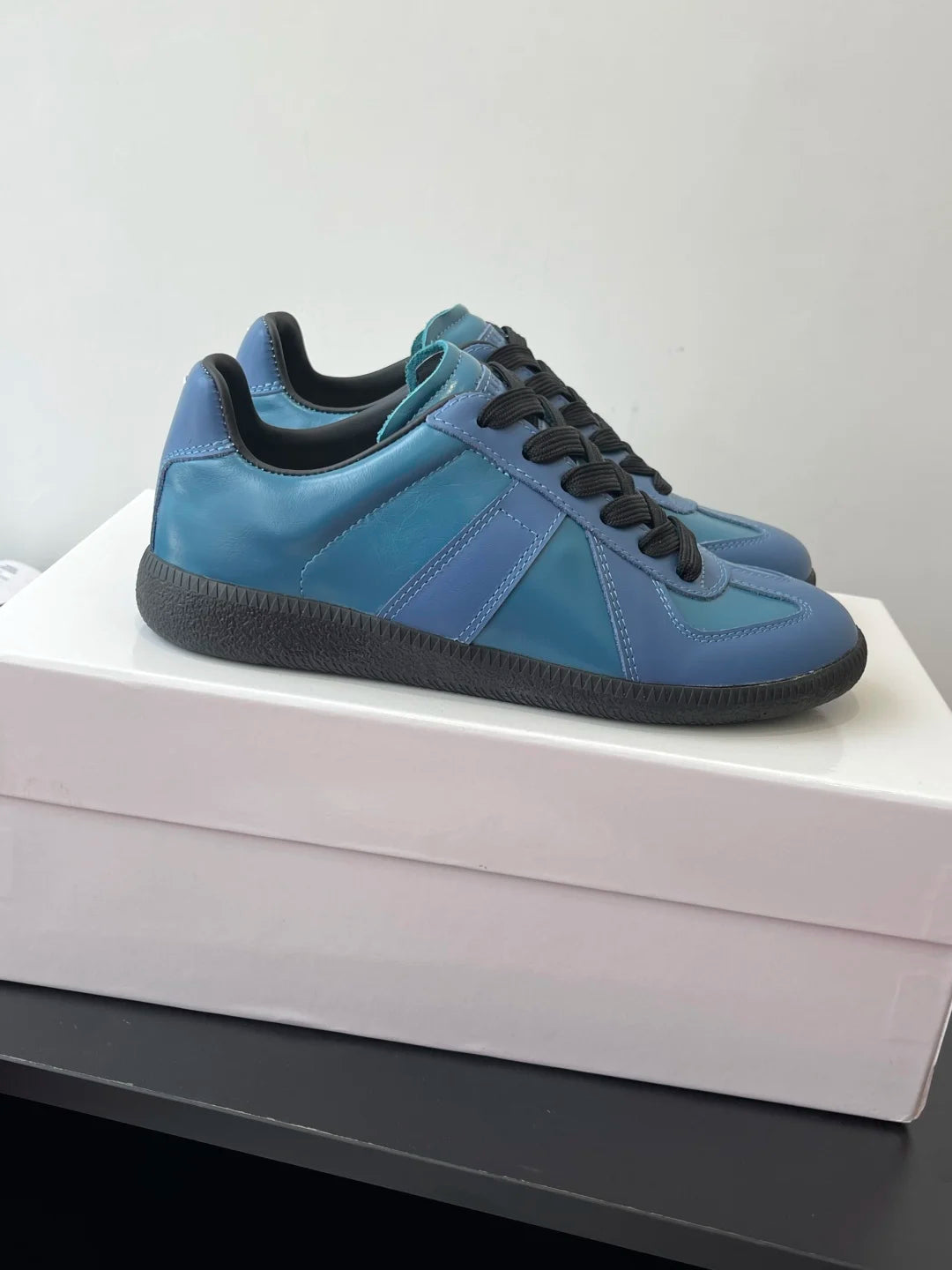Men's leather flat bottomed casual lace up white shoes, women's moral training shoes, board shoes, running shoes