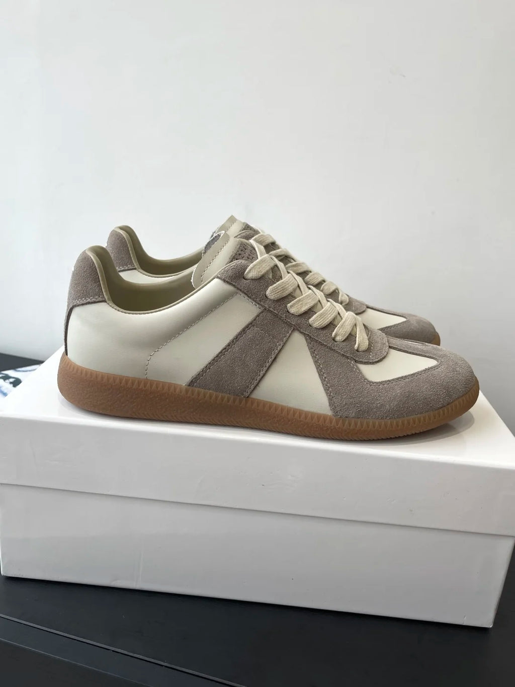 Men's leather flat bottomed casual lace up white shoes, women's moral training shoes, board shoes, running shoes