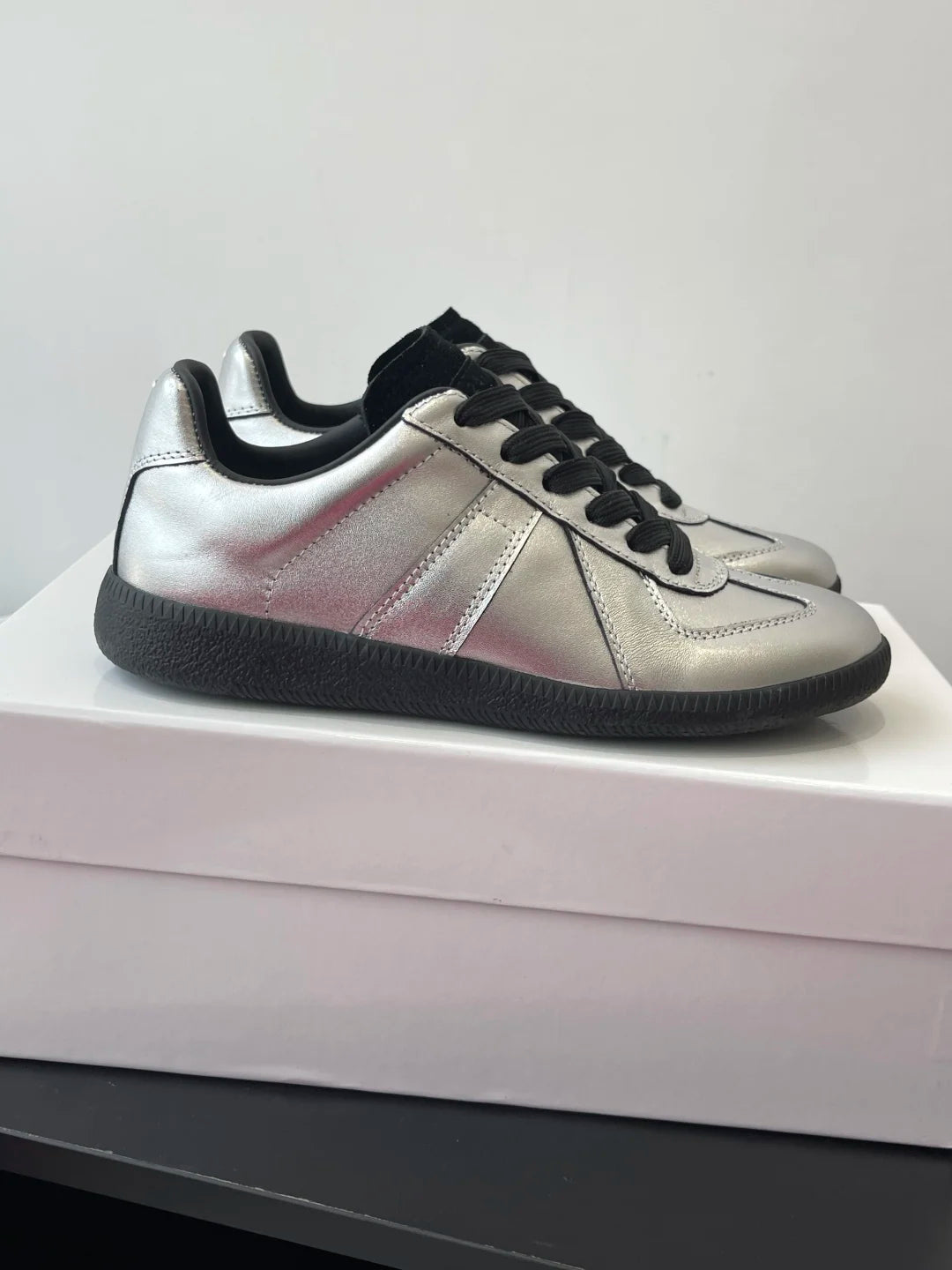 Men's leather flat bottomed casual lace up white shoes, women's moral training shoes, board shoes, running shoes