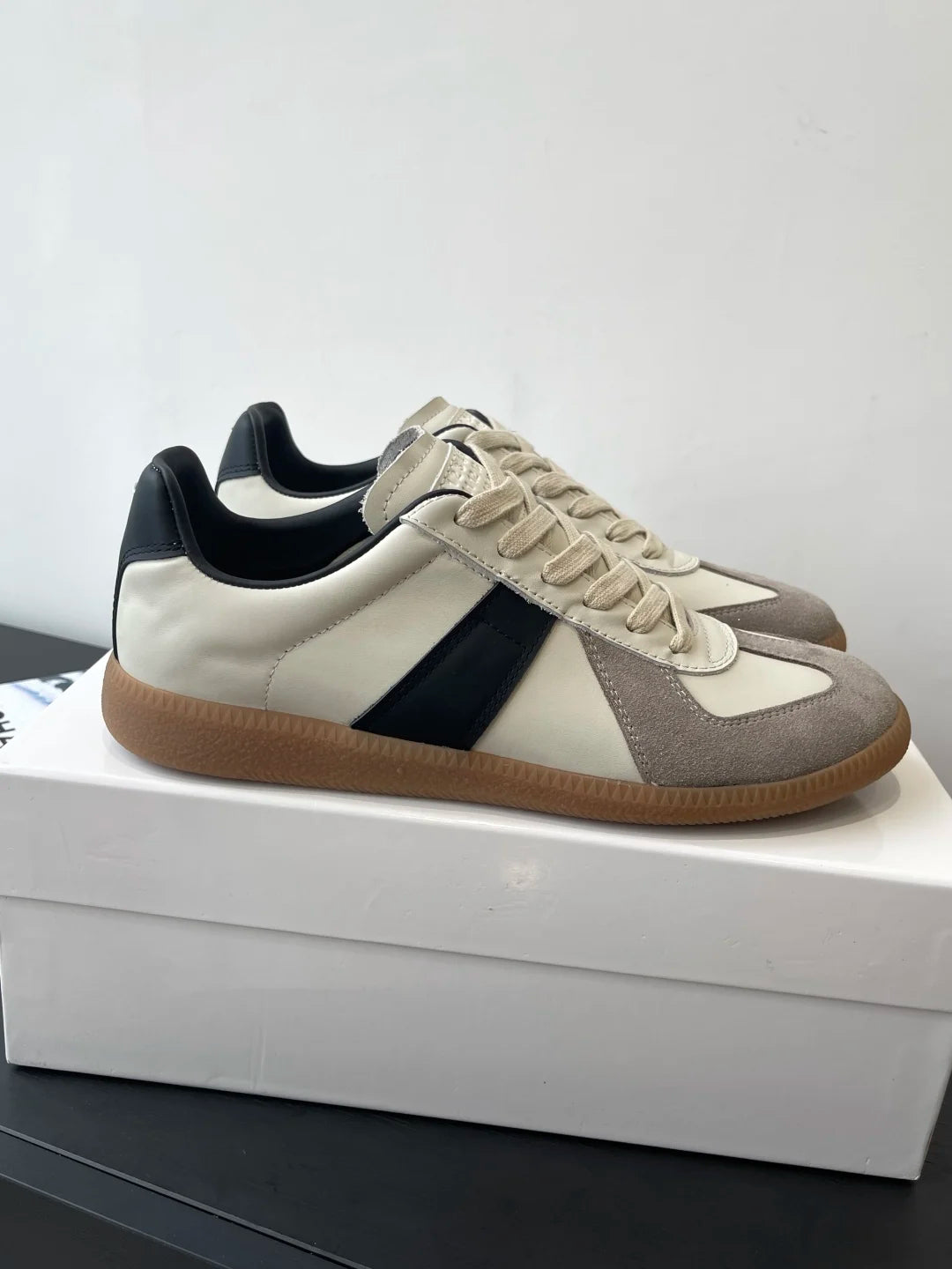 Men's leather flat bottomed casual lace up white shoes, women's moral training shoes, board shoes, running shoes