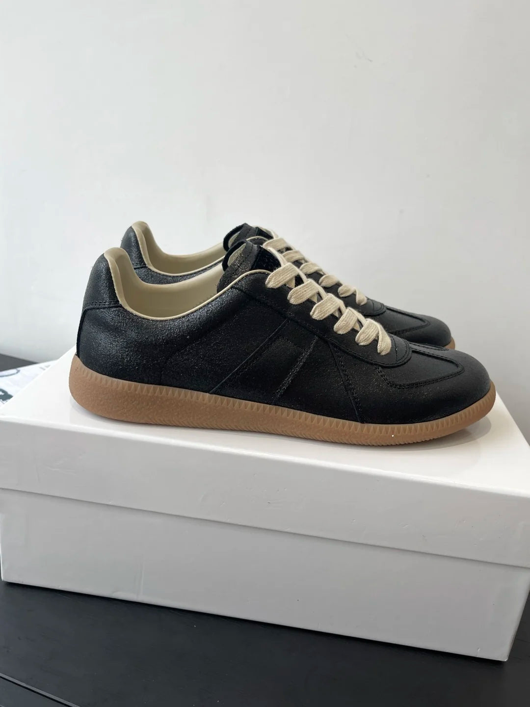 Men's leather flat bottomed casual lace up white shoes, women's moral training shoes, board shoes, running shoes