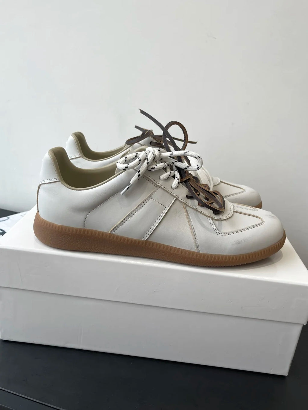 Men's leather flat bottomed casual lace up white shoes, women's moral training shoes, board shoes, running shoes